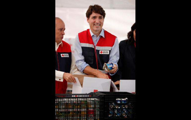 Ayuda a organizar una caja con ayuda a afectados por los sismos en México, en las instalaciones de la Cruz Roja Mexicana en Ciudad de México. EFE/J. Méndez