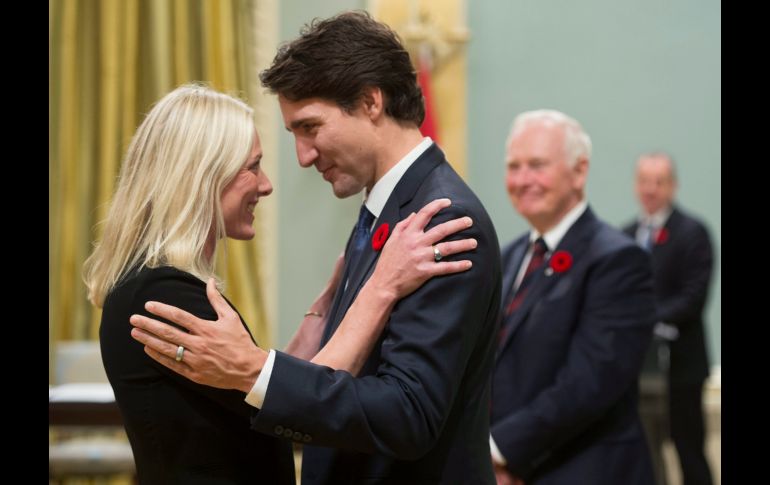 Con la ministra de Medio Ambiente Catherine McKenna, tras asumir como primer ministro. Al ser interrogado por el equilibrio de género en su gabinete -15 de 30-, dijo que eligió a estas mujeres porque 