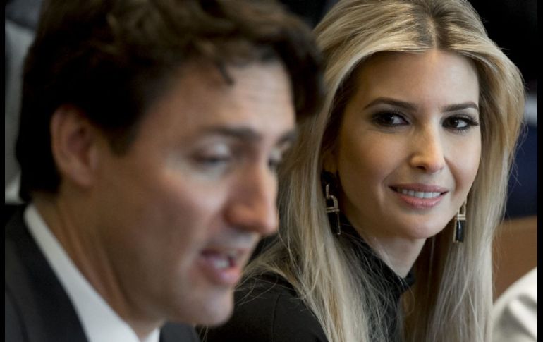 Cautivador. Cuando se le fotografía en eventos públicos, mujeres parecen cautivadas por su encanto. Esta imagen de Ivanka Trump, hija del presidente estadounidense, fue comentada en ese sentido. AFP/Archivo