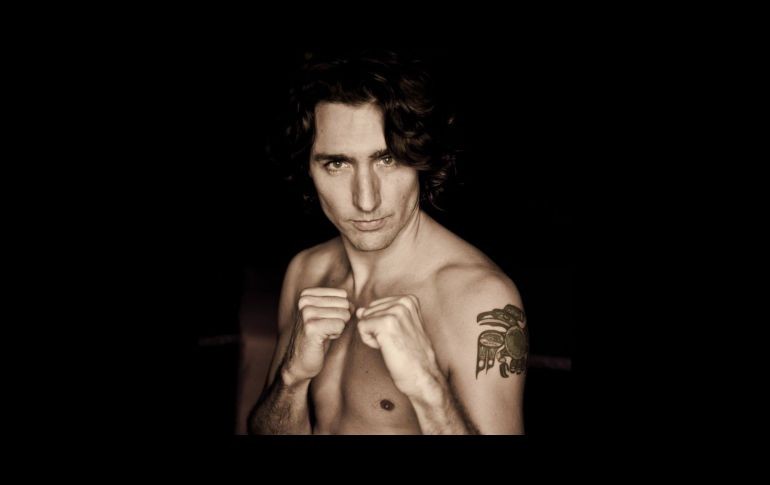 Tiene un tatuaje de arte indígena en el hombro izquierdo, practica yoga y boxeo. TWITTER