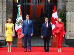 En la imagen, el primer ministro de Canadá Justin Trudeau junto a su esposa Sophie Gregoire Trudeau (i), Enrique Peña Nieto y Angelica Rivera durante la ceremonia de bienvenida en Palacio Nacional. AP / R. Blackwell