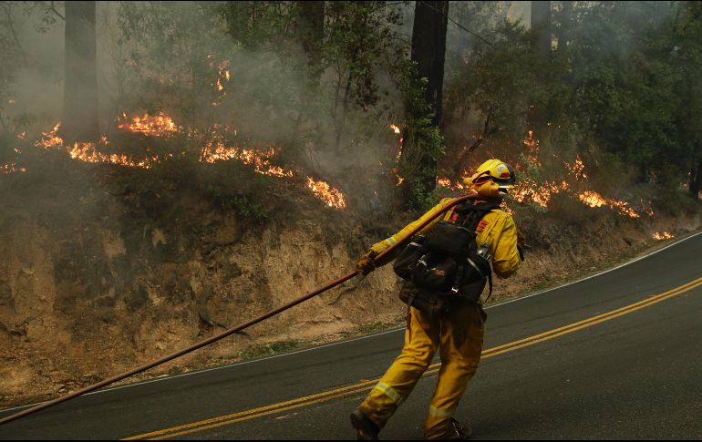 El pronóstico de fuertes vientos y aire seco amenaza con atizar los incendios. AP / J. Hong