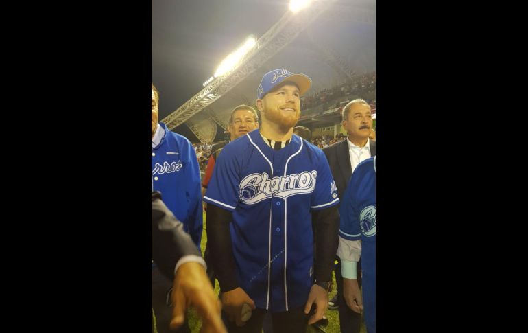 ‘Canelo’ apareció ataviado con la camiseta azul de Charros y una gorra donde conviven los logos de su marca personal y el de la tropa tapatía. EL INFORMADOR / D. Reos