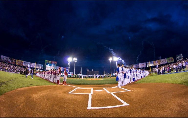 Jugadores de los Venados y Charros formados en el diamante para la ceremonia de apertura de la temporada 2017-2018 en la casa de la novena jalisciense. FACEBOOK/CharrosBeisbolOficial
