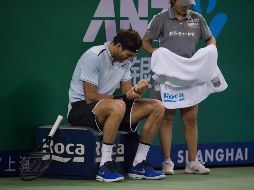 Tras perder el primer set, el argentino remontó y logró adjudicarse los dos siguientes aunque en mitad del tercero sufrió la caída y tuvo que salir un fisioterapeuta a atenderlo. AFP / N. Asfouri