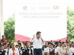 Aristóteles Sandoval lleva apoyo a estudiantes de Pihuamo, Tonila y Tamazula