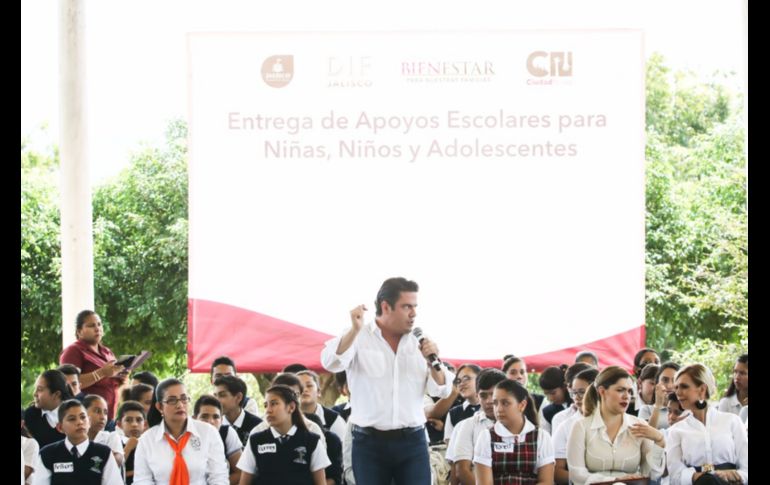 El gobernador del estado entregó becas, mobiliario, pinturas, una cocina 