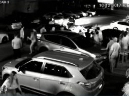 De acuerdo a las imágenes, el agresor en forma tranquila se guarda el arma en la cintura, sube a una camioneta y se retira del lugar. YOUTUBE / Eluniversal Online