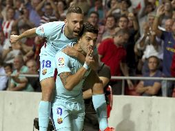 El uruguayo Suárez (D) celebra el tanto de la igualada, al minuto 82.EFE/K. Huesca