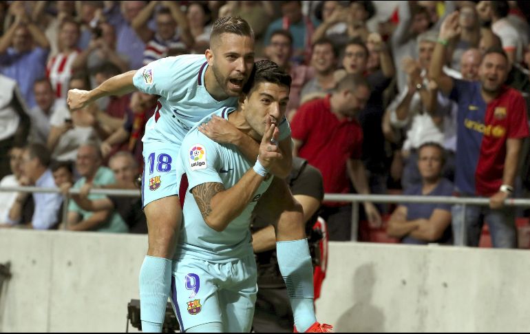 El uruguayo Suárez (D) celebra el tanto de la igualada, al minuto 82.EFE/K. Huesca