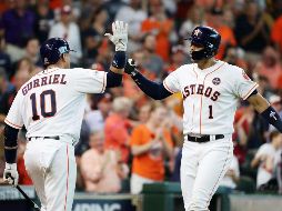 El puertorriquieño Correa (#1} celebra con Gurriel (#10) tras conectar un batazo de cuatro esquinas en la cuarta entrada.  tras AFP/Elsa