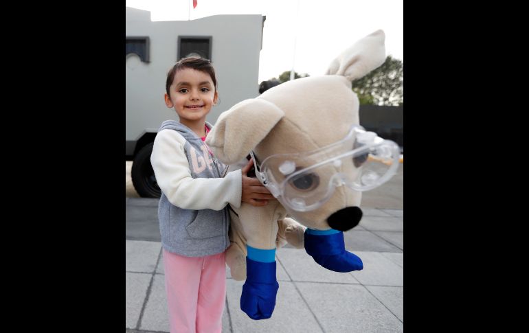 Daniela del moral, de cinco años, elaboró su propio muñeco de “Frida”. SUN/L. Cortés