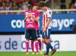 En la lona. Carlos Fierro, quien tuvo varias oportunidades claras, luce cabizbajo tras la derrota de ayer ante Monarcas. MEXSPORT