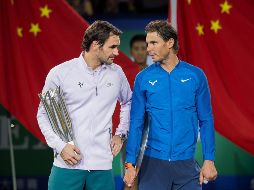 Tras recibir el trofeo de subcampeón, Nadal (d) le dio la enhorabuena a Federer (i) por jugar un 