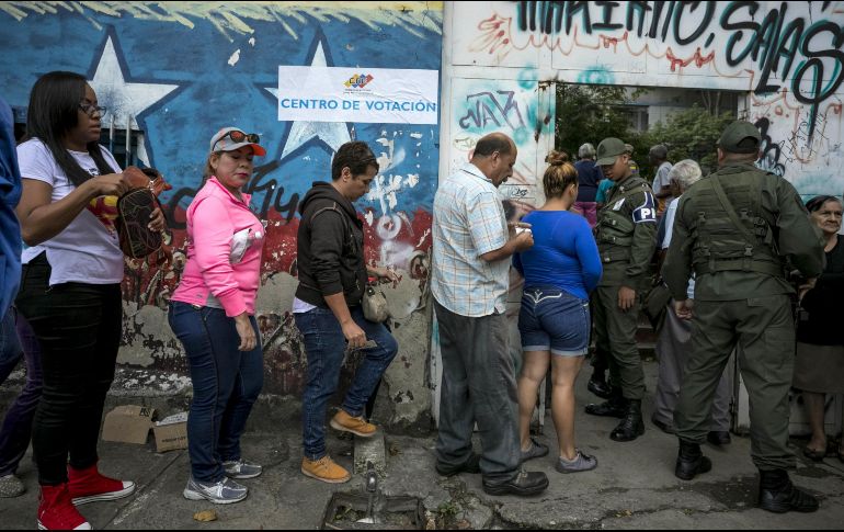 El CNE cerró más de 200 centros de votación por razones de seguridad del personal electoral, y reubicó a unos 500 mil electores en otros más alejados. EFE/M. Gutierrez