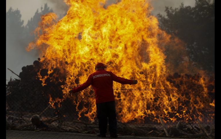 Un incendio en Moinhos. También permanecen cortadas cuatro grandes carreteras por los incendios.