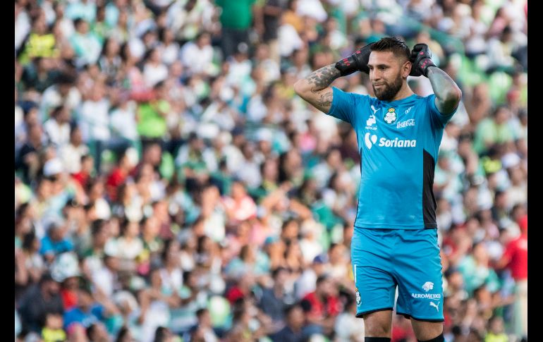 El portero de Santos, Jonathan Orozco, evitó que cayeran al menos otros dos goles rojinegros. MEXSPORT/ E. Terrazas