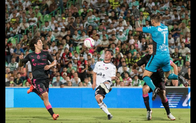 La entrada del atlista Matías Alustiza (C) en la segunda parte cambió el curso del partido. MEXSPORT/E. Terrazas.