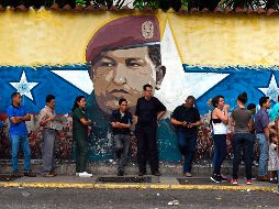 Ciudadanos en fila para votar. En los comicios eligieron a 23 gobernantes. AFP/J. Barreto
