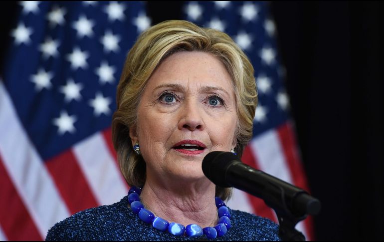 La burla ocurre luego de que Clinton apoyara a los jugadores de la NFL que se arrodillan durante el himno para protestar 