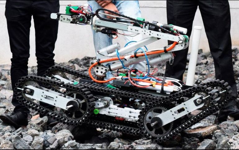 El robot tuvo su primera experiencia real el 20 de septiembre, un día después del sismo, acompañando en las labores de rescate. TWITTER / @CatedraTEFULPGC