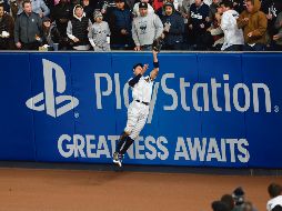 En una jugada espectacular, Aaron Judge se lanza para tomar la bola en su guante y conseguir el out en el cuarto inning. AFP