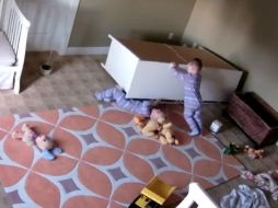 El pequeño va de un lado a otro moviendo el mueble para que su hermano pueda liberarse. YOUTUBE / Kayli Shoff