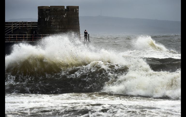 Olas se estrellan en Saltcoats, Escocia. La tormenta 