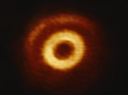 La imagen capturada por ALMA permitirá a los astrónomos estudiar la enmarañada estructura de este tipo de vórtices donde se captura el polvo. ESPECIAL / ALMA; S. Kraus (University of Exeter, UK)