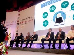 Mikel Arriola, director del IMSS, presentó la aplicación y explicó que en caso de que el usuario presente un perfil de riesgo se le alerta para agendar una cita médica. FACEBOOK / MIKEL ARRIOLA PEÑALOSA