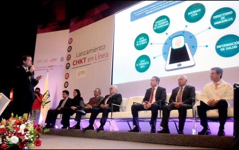 Mikel Arriola, director del IMSS, presentó la aplicación y explicó que en caso de que el usuario presente un perfil de riesgo se le alerta para agendar una cita médica. FACEBOOK / MIKEL ARRIOLA PEÑALOSA