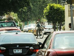 Entregar 500 mil volantes a los carros en la ZMG para que reciban la información de implicaciones de ser o no ser un carro limpio. EL INFORMADOR / ARCHIVO