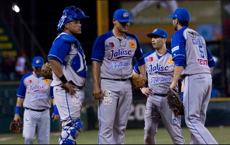 Daniel Guerrero (centro) cargó con la derrota. FACEBOOK/CharrosBeisbolOficial
