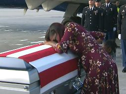 Los restos mortales de Johnson son recibidos por su viuda, otros familiares y militares en Miami. AP / WPLG