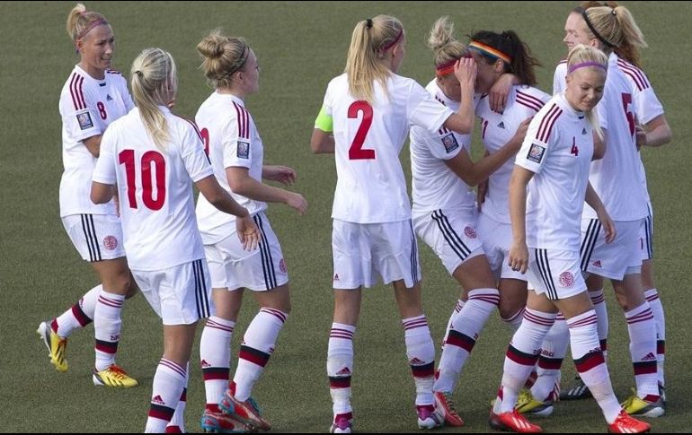 Las futbolistas protestan con huelga, buscando igualdad salarial entre ellas y los jugadores varones. ESPECIAL / uefa.com