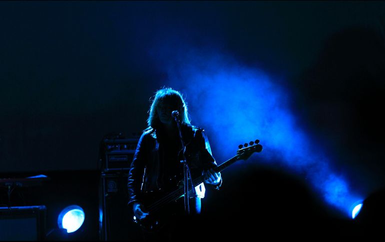 Las luces los iluminaban desde el techo y que cambiaban de color en cada tema. El Informador/Archivo