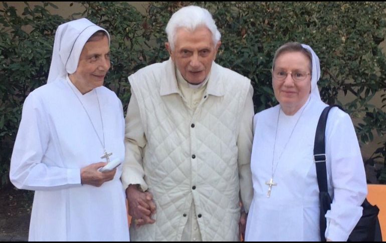 A través de la aplicación de mensajería Whatsapp se ha replicado una fotografía de Benedicto XVI bastante delgado. TWITTER / @pvictorjimenez