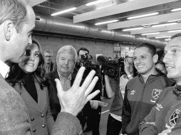 La cuenta del equipo en español publicó una fotografía donde se ve a ''Chicharito'' sonreír, y al respecto señalan: 