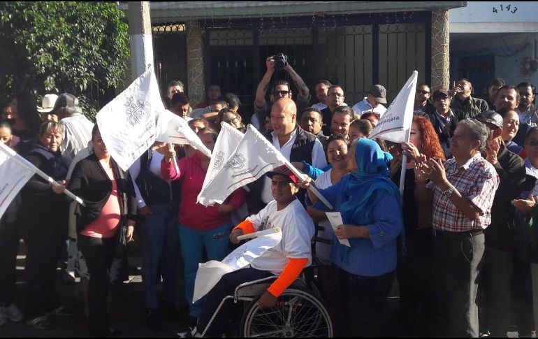 Alfaro resaltó que ya era necesario comenzar con los trabajos puesto que la calle estaba muy dañada. TWITTER/@GuadalajaraGob