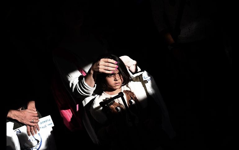 Una refugiada aguarda en una sala del aeropuerto internacional de Atenas para tomar un vuelo a Francia, como parte del programa de reubicación de la Unión Europea para refugiados. AFP/A. Messinis