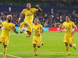 Neymar (en el aire) celebra tras anotar el tercer gol del cuadro parisino. EFE/S. Lecocq