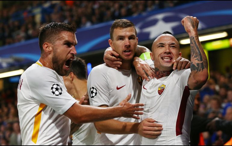 El bosnio Edin Dzeko (C) anotó un doblete para los 