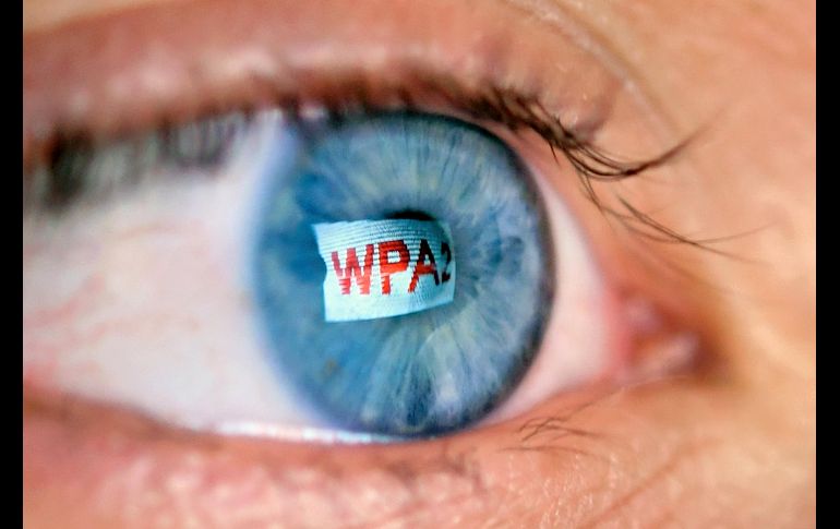 El logotipo de WPA2 se refleja en el iris de una persona en Neuss, Alemania. Una falla en los protocolos de encriptación WPA2 (internet wi-fi) puede ser aprovechada para leer y robar información que debería estar protegida. EFE/S. Steinbach