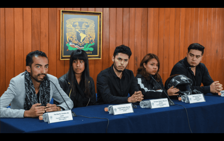 Algunos estudiantes que conforman el equipo que diseñó a Kalani son (de der. a izq.): Heriberto Ávalos, Citlali Padilla, Enrique Munive e Itzel Ortiz V TWITTER / @TXTUALes