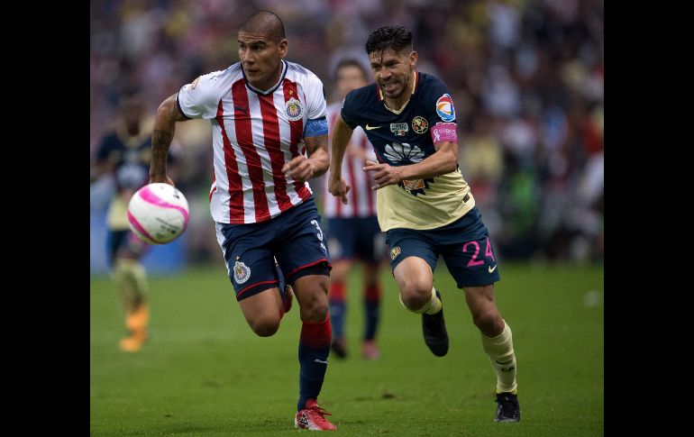 El defensa de Chivas, Carlos Salcido, dejó la cancha al 69'; los goles cayeron inmediatamente después. MEXSPORT/ O. Aguilar
