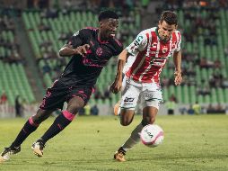 Jorge Djaniny Tavares (izquierda) ingresó de cambio y al 72’ marcó el tercer gol de Santos Laguna contra el Necaxa. MEXSPORT