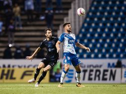 Oportuno. El uruguayo Lucas Cavallini (der.) marcó los goles con los que Puebla derrotó al Monterrey. EFE/F. Guasco