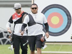 El mexicano Luis Álvarez (derecha) tuvo una buena actuación y logró colarse a la tercera fase dentro del Campeonato Mundial de Tiro con Arco. NTX