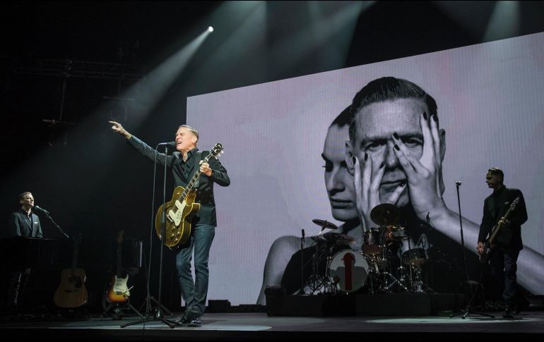 Con un derroche de energía y una entrega total, el anfitrión transportó a este recinto a la nostalgia de hace algunas décadas. EFE/C. Lemus
