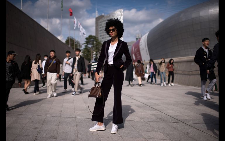 Una asistente posa para una foto en una plaza durante la Semana de la Moda de Seúl. AFP/E. Jones